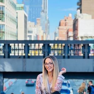 Meet your Posher, Danjela